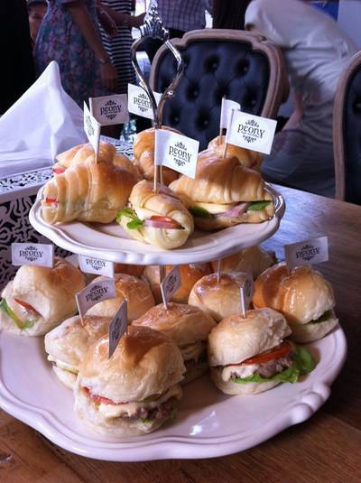 ครัวซอง + เบอร์เกอร์ ที่ ร้านอาหาร Peony Tea Room The Circle The Circle