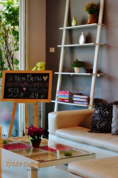 โซฟาตัวใหญ่ นั่งสบาย ..มุมนี้เป็นมุมโปรด ที่ ร้านอาหาร 7/129 coffee