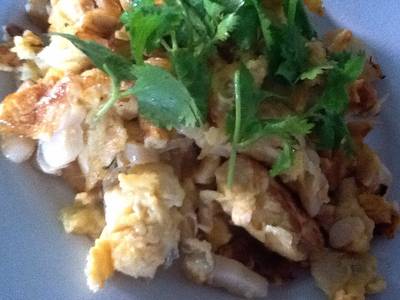 ไข่เจียวปูกระเทียมดอง ที่ ร้านอาหาร น้าติ