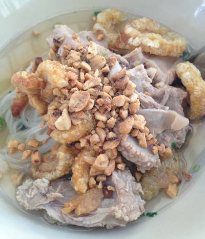 เล็กน้ำใสกระดูกอ่อน 30บาท...ถั่วคั่วใหม่ๆ หอมมาก และกากหมูเยอะไปไหน ได้ใจสุดๆ ที่ ร้านอาหาร ก๋วยเตี๋ยวต้มยำกระดูกหมู