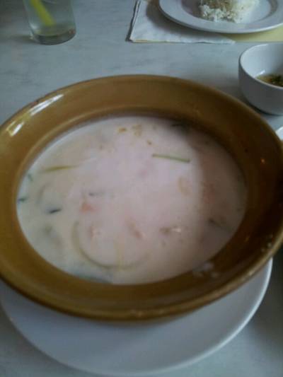 ต้มข่าไก่หอมกะทิถึงเครื่อง ที่ ร้านอาหาร ช้อนเงิน ช้อนทอง