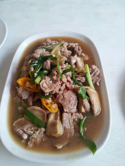 เนื้อผัดน้ำมันหอย ที่ ร้านอาหาร ช้อนเงิน ช้อนทอง