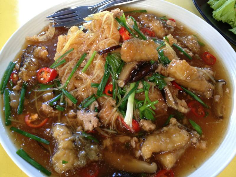 ก๋วยเตี๋ยวเนื้อปลา ที่ ร้านอาหาร จิบชาในสวน