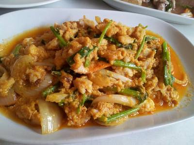 เนื้อปูผัดผงกระหลี่ ที่ ร้านอาหาร ช้อนเงิน ช้อนทอง