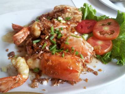 กุ้งใหญ่ทอดกระเทียม ที่ ร้านอาหาร ช้อนเงิน ช้อนทอง
