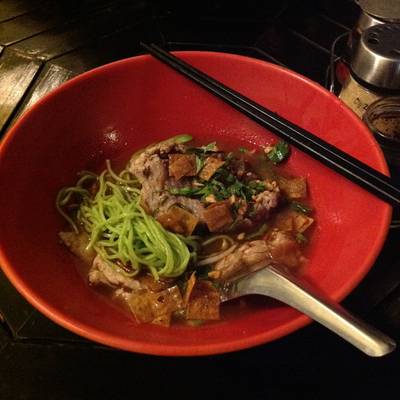 บะหมี่หยกต้มยำกระดูก ที่ ร้านอาหาร ก๋วยเตี๋ยวไร้เทียมทาน