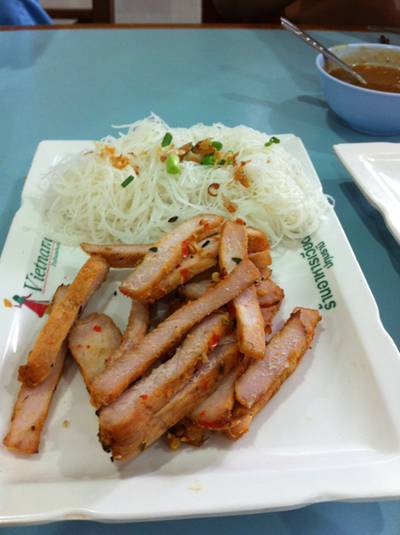 เส้นหมี่หมูย่าง ที่ ร้านอาหาร ร้านอาหารเวียดนามปทุมธานี เส้นหมี่หมูย่าง ที่ ร้านอาหาร ร้านอาหารเวียดนามปทุมธานี