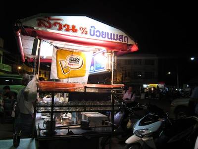 บรรยากาศหน้าร้าน ที่ ร้านอาหาร บ๊วยนมสด ประตูชัย