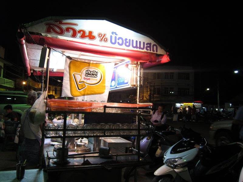 บรรยากาศหน้าร้าน ที่ ร้านอาหาร บ๊วยนมสด ประตูชัย