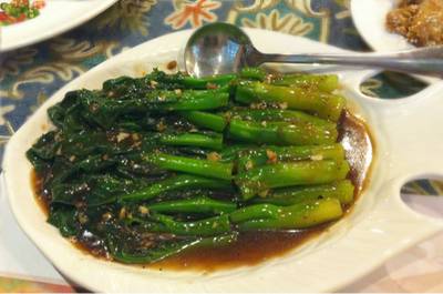 คะน้าฮ่องกงผัดน้ำมันหอย เยอะมากกกกก ที่ ร้านอาหาร ร้านอาหารไทย เพื่อนรัก