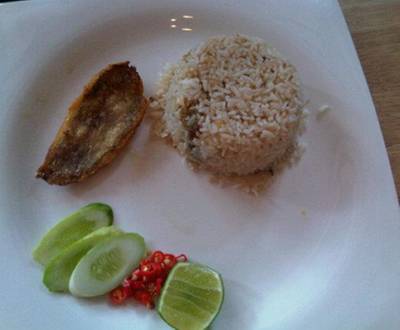 ข้าวผัดปลาสลิด ที่ ร้านอาหาร ประตูสีฟ้า