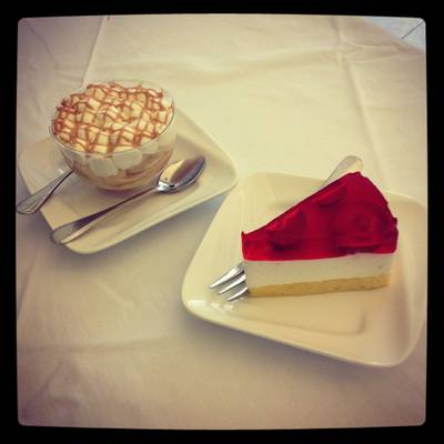 บานอฟฟี่ กับ สตรอเบอรี่ เยลลี่ ที่ ร้านอาหาร Secret Garden สาทร