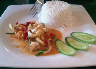 ข้าวปลาหมึกไข่เค็ม ที่ ร้านอาหาร ประตูสีฟ้า