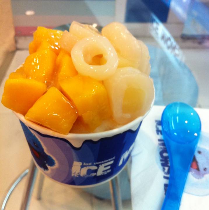 มะม่วง กับเงาะไส้สับปะรด ที่ ร้านอาหาร ice monster central พระราม 2