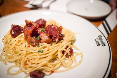 สปาเก็ตตี้ขาหมูกรอบ ที่ ร้านอาหาร Vanilla Garden