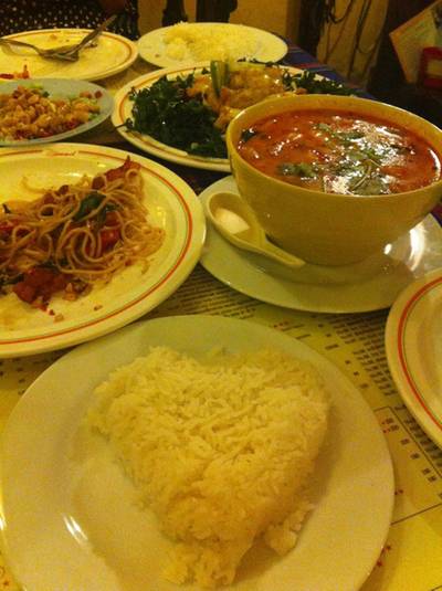 อาหารเต็มโต๊ะตลอดๆ ที่ ร้านอาหาร ปาเต๊ะ Pathe’ Antique and Restaurant