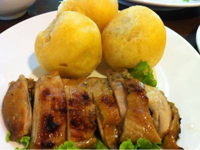 ข้าวเหนียวทอดไก่ย่าง ที่ ร้านอาหาร ไซง่อน ริมไทร
