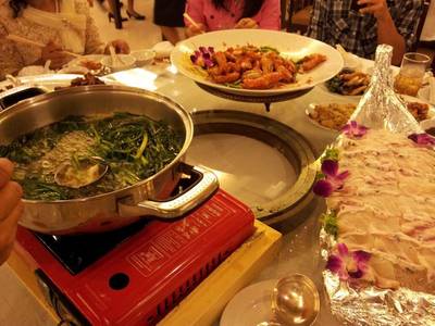 ลวกปลากันกลางโต๊ะ  ที่ ร้านอาหาร ภัตตาคารแชงกรีล่า
