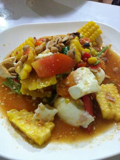 ตำข้าวโพด ที่ ร้านอาหาร ร้านลุงใหญ่