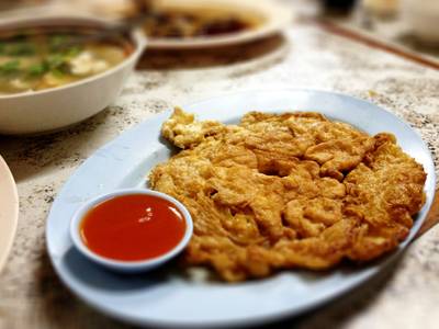 ไข่เจียวหมูสับ กรอบฟูนอก นุ่มข้างใน ที่ ร้านอาหาร โต๋วโภชนา