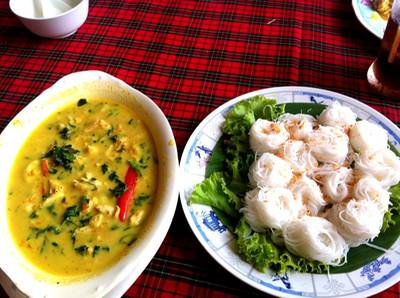 เนื้อปูแกงใบชะพลู หมี่ลวก จานนี้แนะนำครับ ที่ ร้านอาหาร ปากน้ำซีฟู้ด
