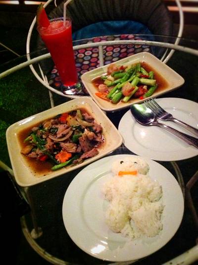 รถติดนัก หลบมานั่งพักชิลๆ ทานมื้อเย็นคนเดียวก่อนละกัน ^_^ ที่ ร้านอาหาร about HIP รถติดนัก หลบมานั่งพักชิลๆ ทานมื้อเย็นคนเดียวก่อนละกัน ^_^ ที่ ร้านอาหาร about HIP