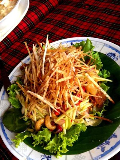 ยำห้ากรอบ ที่ ร้านอาหาร ปากน้ำซีฟู้ด