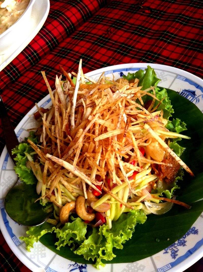 ยำห้ากรอบ ที่ ร้านอาหาร ปากน้ำซีฟู้ด