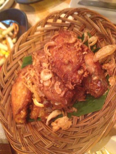 ปีกไก่ทอดน้ำปลา ที่ ร้านอาหาร ตะละลำ ตำตำ