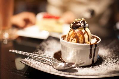 Dark Chocolate Souffle ในตำนาน ที่ ร้านอาหาร Moon Glass The Social Bar