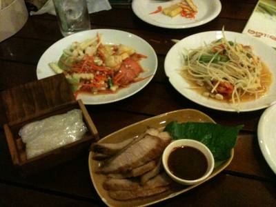 ร้านอาหาร แซ่บสะเด็ด อโศก