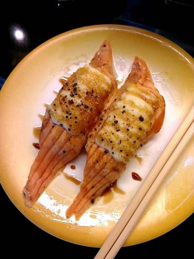 ซูชิหน้าแซลมอนย่างชีส ที่ ร้านอาหาร Heiroku Sushi Digital Gateway