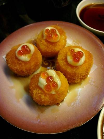 หอยเชลล์ชุบเกล็ดขนมปังทอด ที่ ร้านอาหาร Heiroku Sushi Digital Gateway