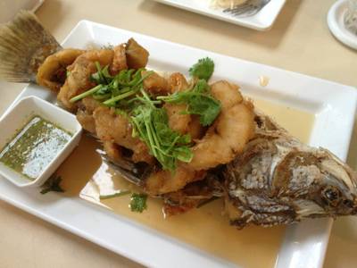 ปลากระพงทอดน้ำปลา ที่ ร้านอาหาร ไก่ตะกร้า