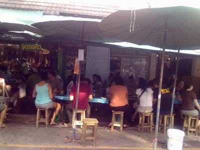 คนแน่นตลอดๆ ที่ ร้านอาหาร ฝุ่นตลบ (สวนจตุจักร)