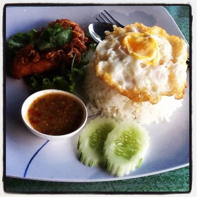 ข้าวไก่ทอดกรอบ ไข่ดาว ที่ ร้านอาหาร ครัวริมคลอง