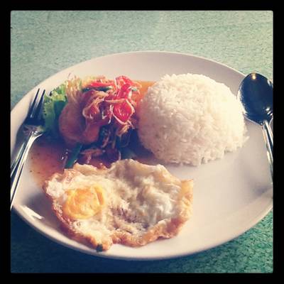 ข้าวกุ้งกรอบสามรส ไข่ดาว ( กุ้งตัวใหญ่เเละกรอบมาก ) ที่ ร้านอาหาร ครัวริมคลอง