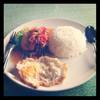ข้าวกุ้งกรอบสามรส ไข่ดาว ( กุ้งตัวใหญ่เเละกรอบมาก ) ที่ ร้านอาหาร ครัวริมคลอง