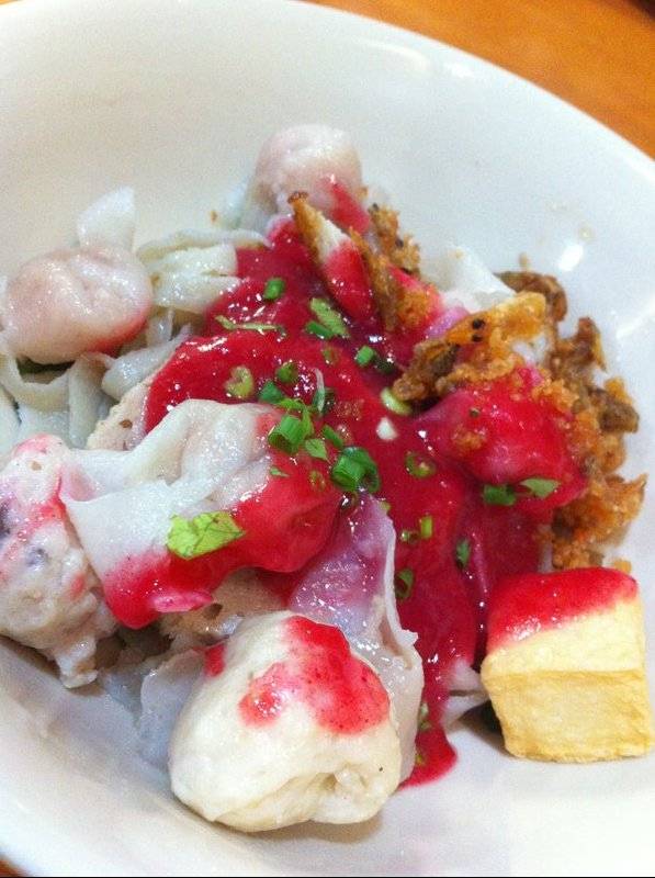 เย็นตาโฟเกี๊ยวปลาเส้นปลาแห้ง ที่ ร้านอาหาร เกี๊ยวปลานายเคี้ยม สุพรีมคอมเพล็กซ์