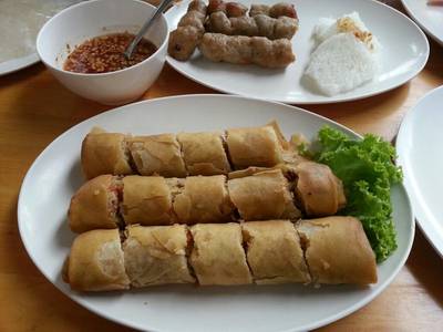 ปอเปี๊ยะทอด ใส้จัดหนักมาก ทานคู่น้ำจิ้ม อร่อยดีทีเดียวคร้าา ที่ ร้านอาหาร พรแหนมเนือง