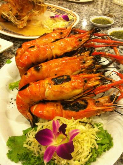 กุ้งเผาสดๆๆไม่ต้องไปทานไกลค่ะกรุงเทพฯก็มีที่ร้านกวงนี่แหละสดและมันน้ำจ้ิมก็แซ่บ ที่ ร้านอาหาร กวงทะเลเผาและหูฉลาม สาขา 2