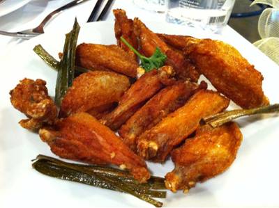 ไก่ทอดห้ามพลาด ที่ ร้านอาหาร Greyhound Café Central ชิดลม