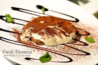 Fresh Tiramisu เสิร์ฟสดๆ ครีมตีใหม่ๆ หอมกลิ่นเหล้ารัม เจือรสขมของโกโก้ อร่อยเลิศ ที่ ร้านอาหาร Monkey's Kitchen By Monkeychef Fresh Tiramisu เสิร์ฟสดๆ ครีมตีใหม่ๆ หอมกลิ่นเหล้ารัม เจือรสขมของโกโก้ อร่อยเลิศ ที่ ร้านอาหาร Monkey's Kitchen By Monkeychef