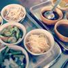 เครื่องเคียงผักสดและน้ำราดขนมจีน 4 อย่าง ที่ ร้านอาหาร ร้านขนมจีนเส้นสด