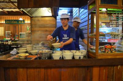 สั่งละรอ ที่ ร้านอาหาร ก๋วยเตี๋ยวไข่ย้อนยุค Central Bangna