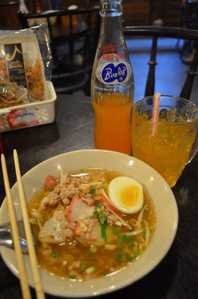 บะหมี่ก๋วยเตี๋ยวไข่ต้มยำ ที่ ร้านอาหาร ก๋วยเตี๋ยวไข่ย้อนยุค Central Bangna