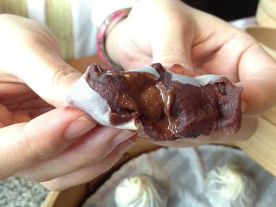 แหวกให้ดูไส้ด้านในเสี่ยวหลงเปาไส้ Choc lava ที่ ร้านอาหาร ติ่น ไท่ ฟง central world