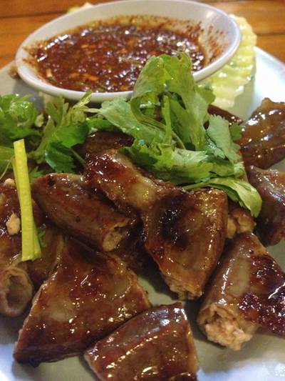 ไส้ย่าง น้ำจิ้มจัดจ้าน ที่ ร้านอาหาร โต้งปลาเผา ไส้ย่าง น้ำจิ้มจัดจ้าน ที่ ร้านอาหาร โต้งปลาเผา