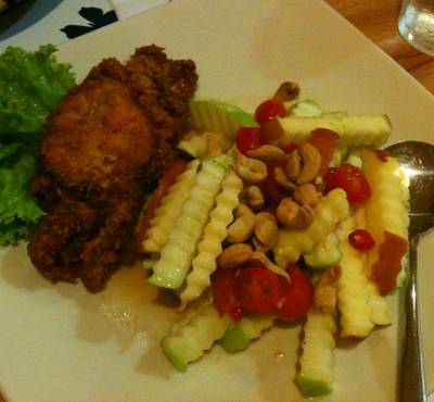 ยำแอปเปิ้ลปูนิ่ม ที่ ร้านอาหาร iKitchen