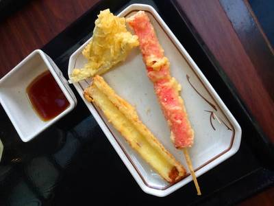 ของทอดทั้งหลาย ปลาหมึก ปลาทรายแล้วก็ปูอัด ที่ ร้านอาหาร Marugame Seimen (มารุกาเมะ เซเมง) Rain Hill